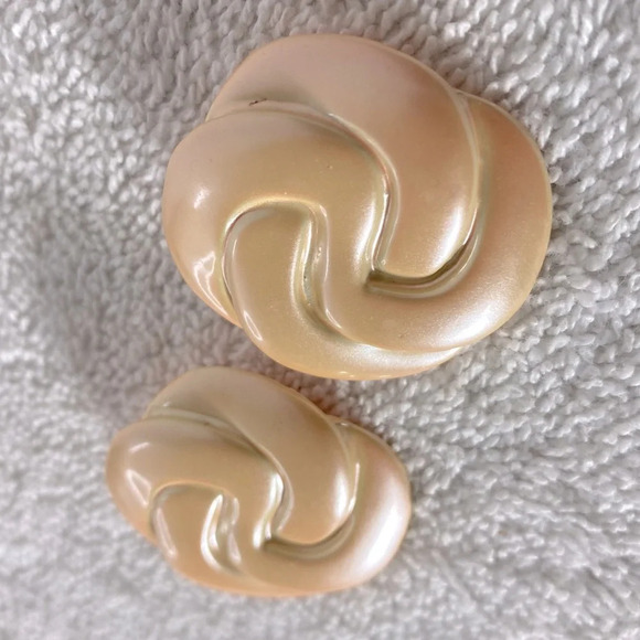 Vintage Iridescent Peach Textured Painted Metal Clip On Earrings - Picture 4 of 7